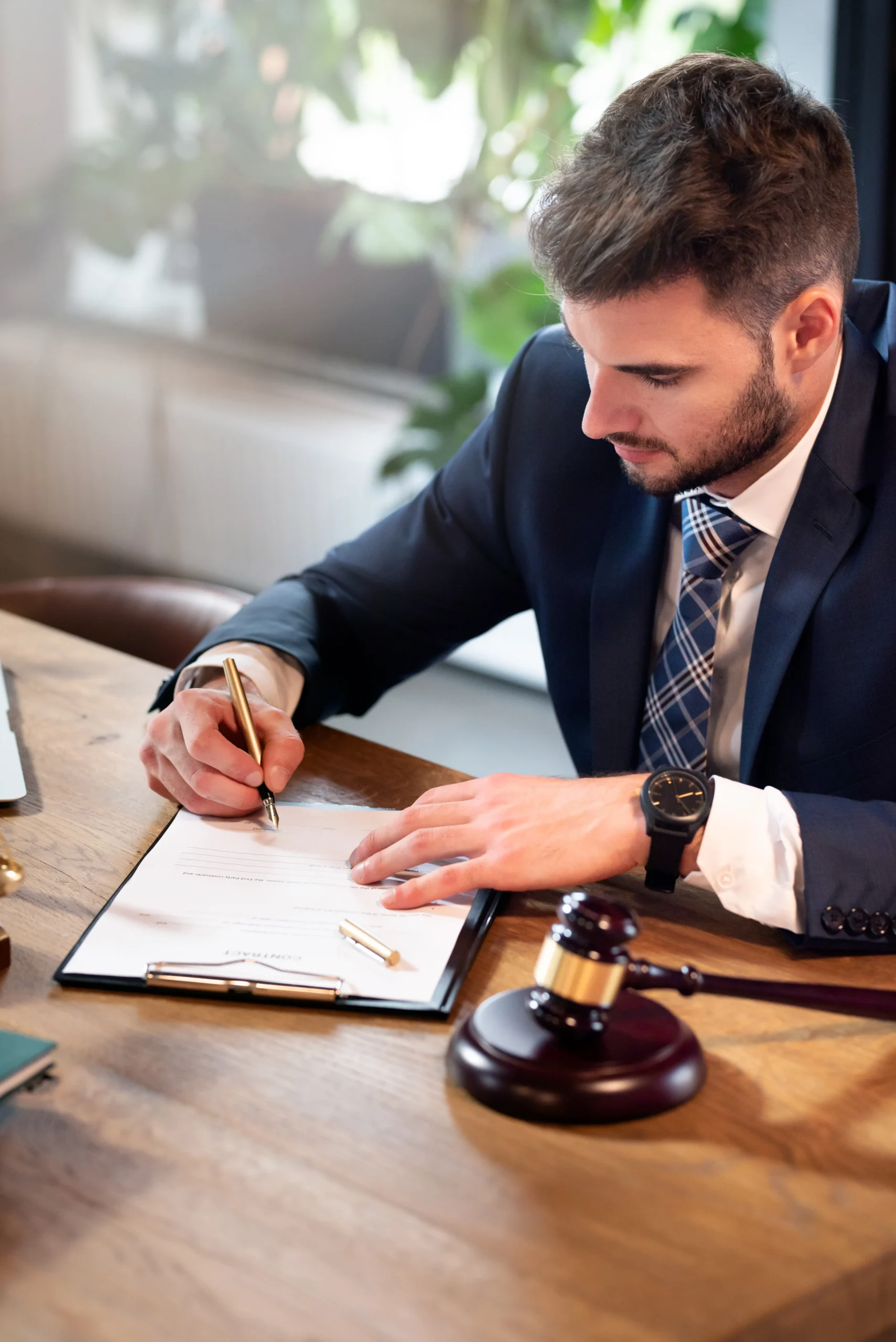 Adwokat udzielający profesjonalnej pomocy prawnej w kancelarii – kompleksowe wsparcie prawne