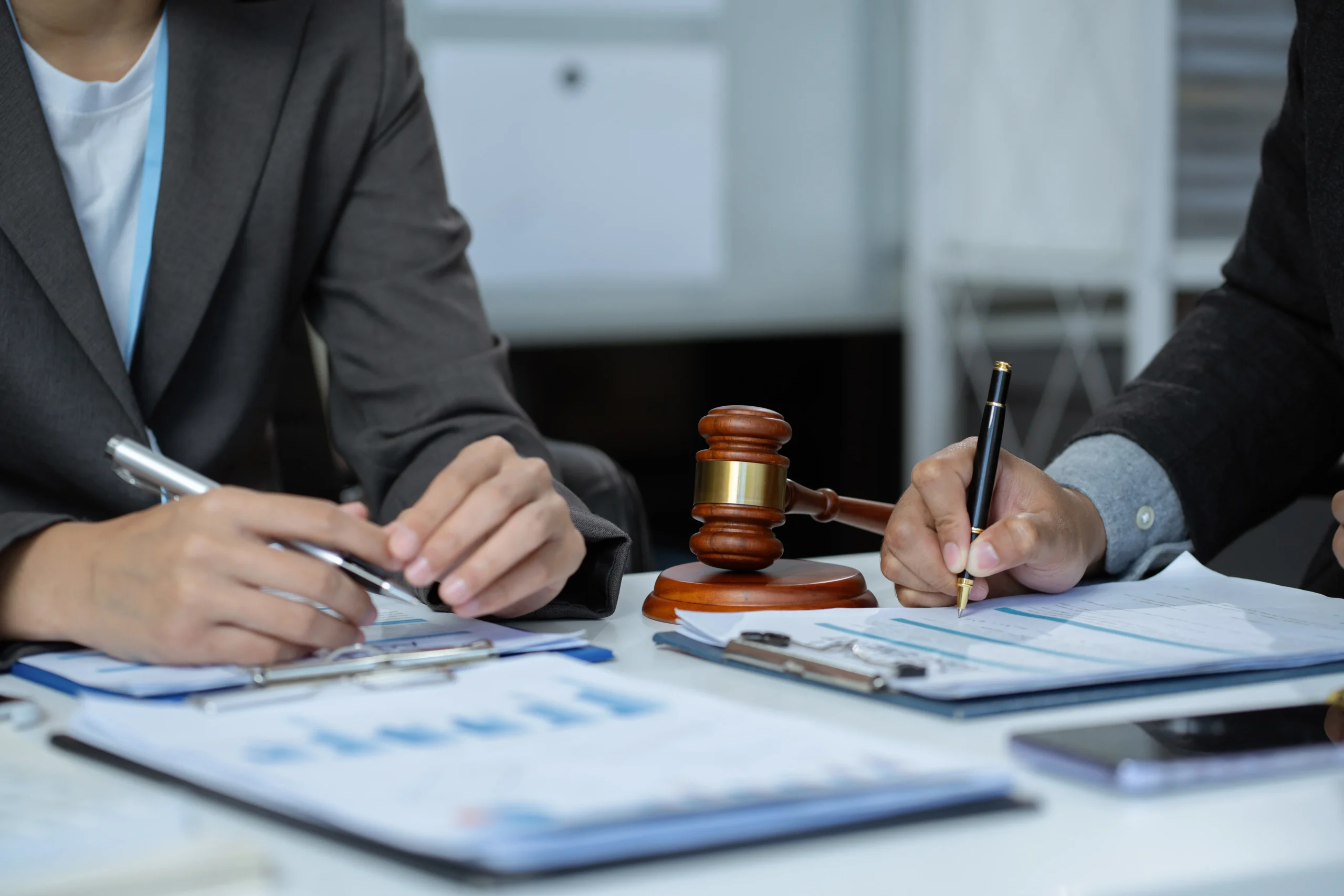 Prawnik przygotowujący pisma i reprezentujący klienta w kontaktach z urzędami