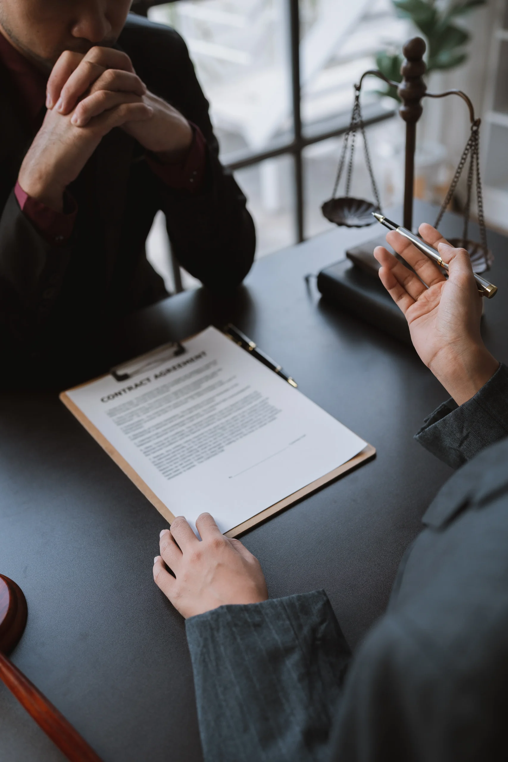 Dokumenty prawne i kodeks symbolizujące ofertę kancelarii obejmującą obsługę prawną w wielu dziedzinach prawa